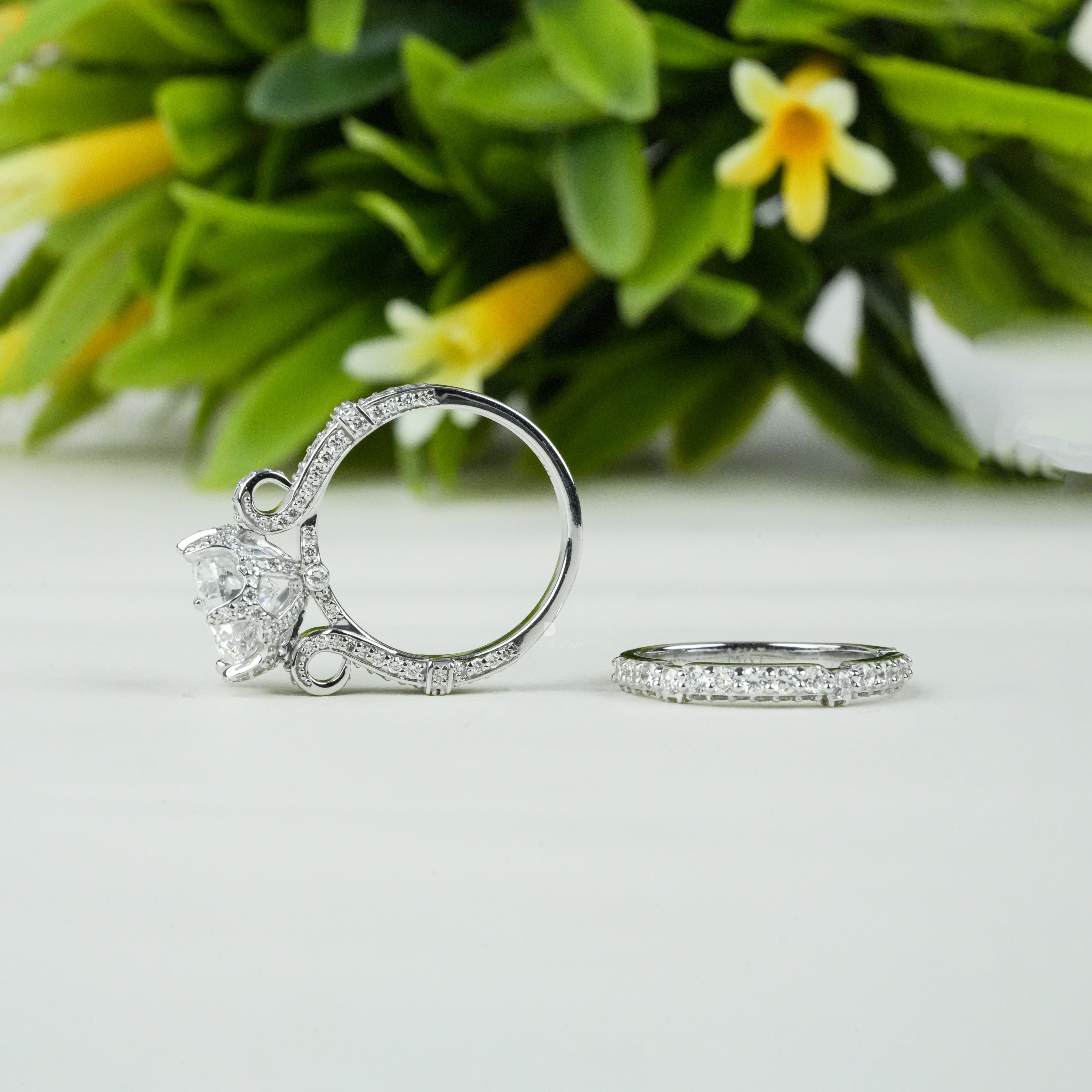 diamond engagement ring

round cut solitaire

white gold bridal set

pavé diamond band

luxury wedding ring

anniversary gift jewelry

solitaire engagement ring

classic bridal ring

women’s fine jewelry

proposal ring modern luxury, making it perfect for engagements, weddings, anniversaries, or special occasions. The brilliant-cut stone and dazzling side diamonds enhance brilliance and elegance, ideal for a classic yet glamorous jewelry statement.